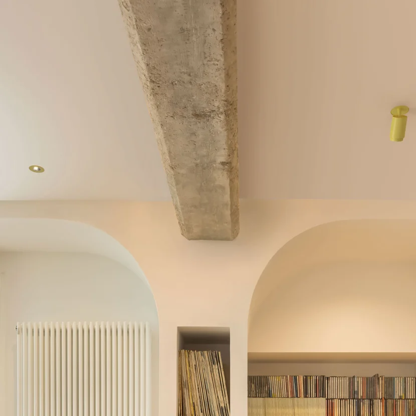 minimalistische-beleuchtung-oiko-pro-slim-gelbe-spots-an-der-decke-wohnzimmer