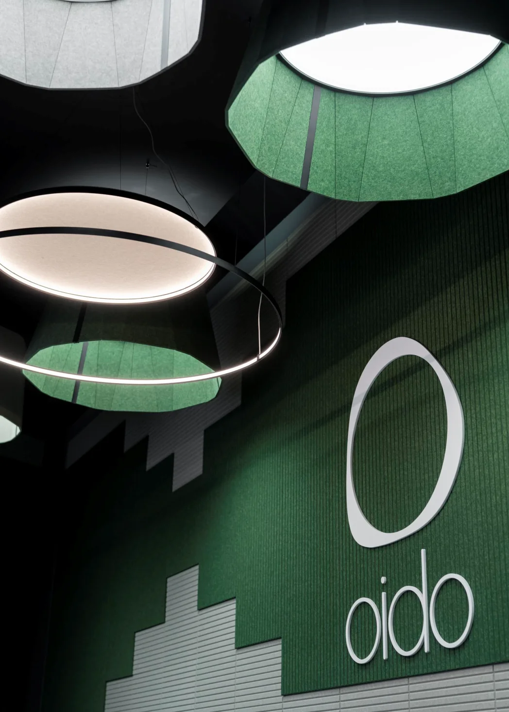 Light, sound and material in dialogue