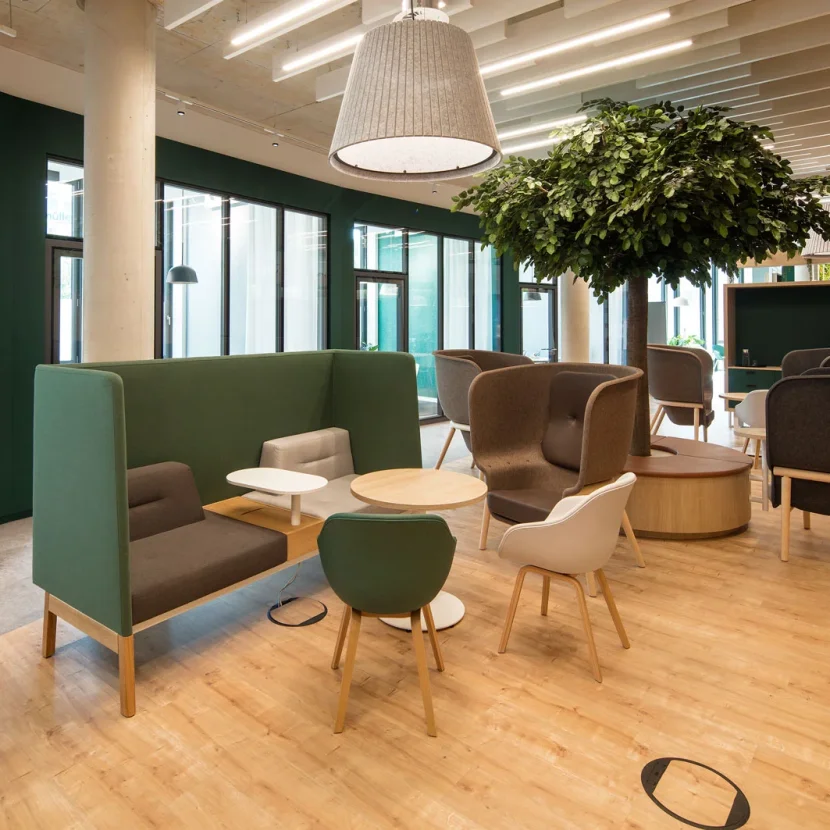 aok-gummersbach-beleuchtung-im-gesundheitswesen-buero-leuchte-arbeitsplatz-meetingroom-beratungsbereich-invader-slider-spark-akustikleuchte-oiko-hypro
