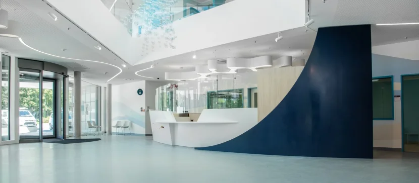 bethel-klinik-beleuchtung-im-gesundheitswesen-empfang-rezeption-gang-leuchte-arbeitsplatz-superg