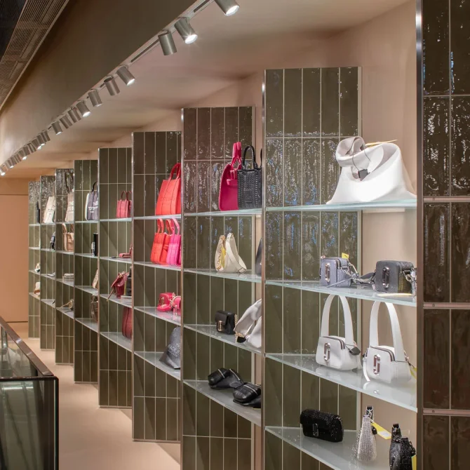 globus-zuerich-tschen-produktbeleuchtung-strahler-schiene-grau-retail-leuchte-verkaufsbereich-imagine-clicktrack