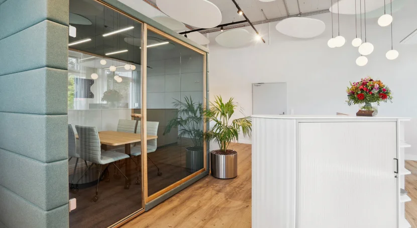 office-buero-arbeitsplatz-besprechungsraum-buerogebaeude-pendelleuchte-centriq-bilo