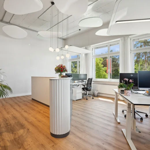 office-buero-arbeitsplatz-buerogebaeude-pendelleuchte-centriq-bilo