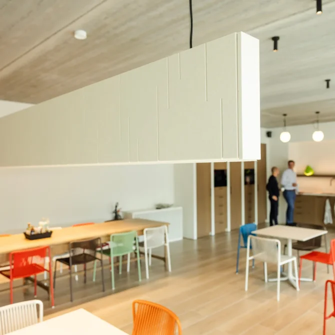 office-buero-arbeitsplatz-kantine-besprechungsraum-buerogebaeude-pendelleuchte-unity