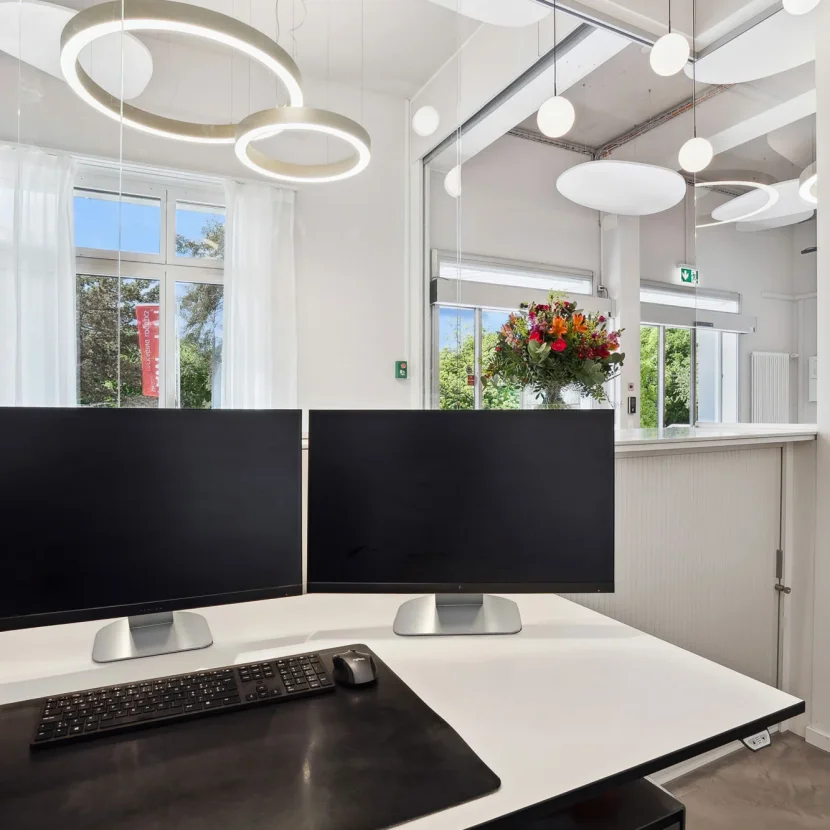 office-buero-arbeitsplatz-rezeption-eingangsbereich-buerogebaeude-durchgang-pendelleuchte-glorious-bilo