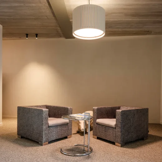 office-buero-besprechungsraum-arbeitsplatz-buerogebaeude-pendelleuchte-umbra-pro-round