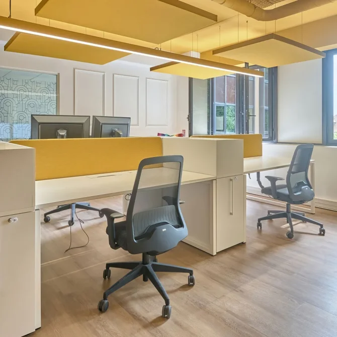 office-project-buero-arbeitsplatz-tisch-stuhl-buerogebaeude-pendelleuchte-slider-gelbe-profilleuchte