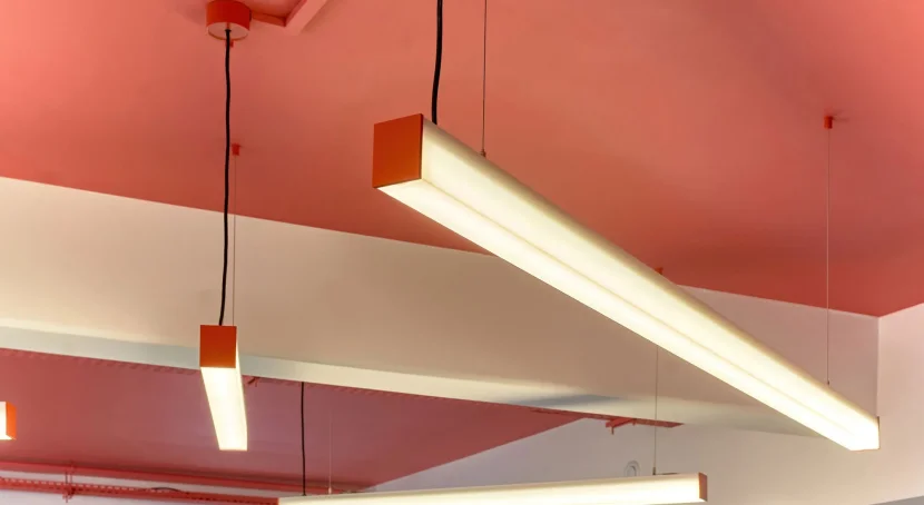 office-project-decke-detail-pendelleuchte-slider-profilsystem-rot