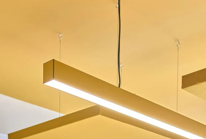 office-project-detail-pendelleuchte-slider-deckenleuchte-profilsystem-gelb