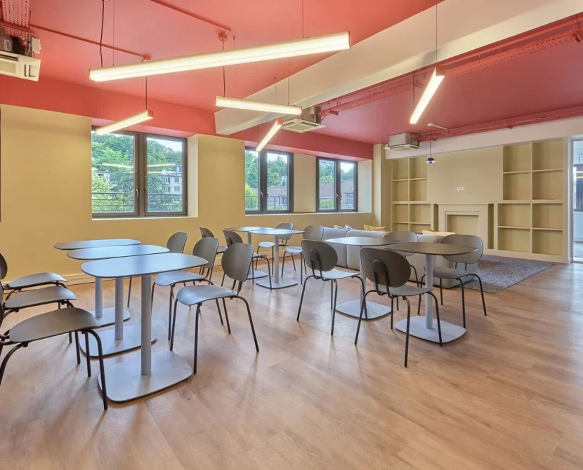 office-project-kantine-cafeteria-essbereich-tisch-buerogebaeude-eckige-pendelleuchte-slider-imagine