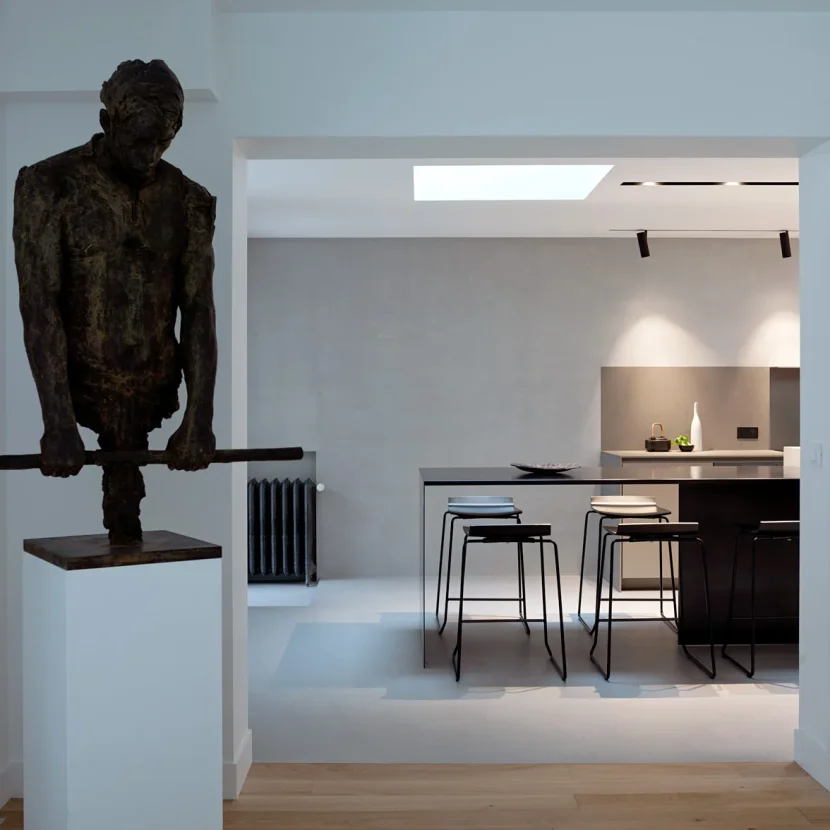 private-residence-esstisch-wohnzimmer-leuchte-2look4-invader-imagine