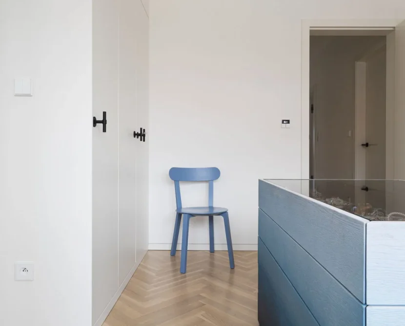 private-residence-gang-schrank-schienensystem-beleuchtung-leuchte-minimal-track