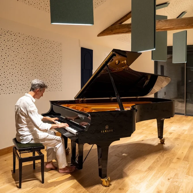 private-residence-studio-klavier-musik-ferlet-acoustic-leuchte