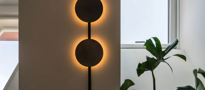 private-residence-wand-wohnzimmer-detail-leuchte-minimal-track-code-dot-einsaetze