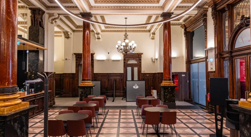 workcafe-santander-coworking-cafeteria-beleuchtung-glorious-speed-wall