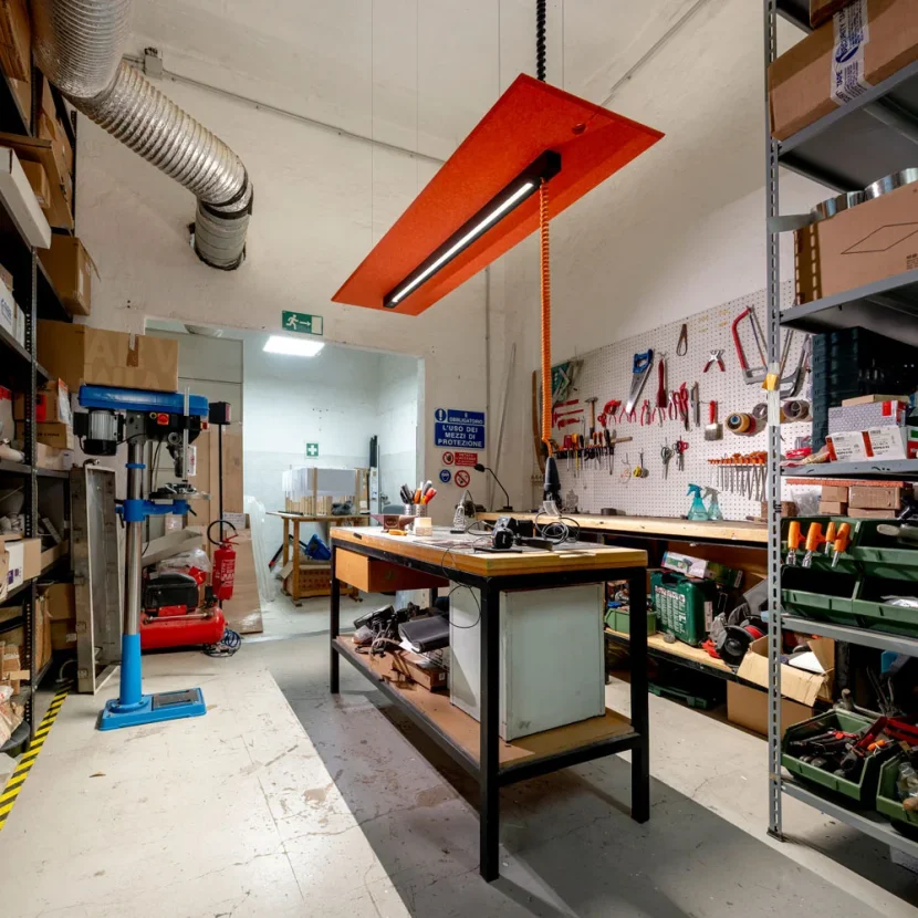 pluq-in-installation-beleuchtung-in-werkstatt