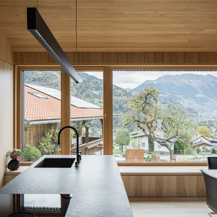 private-residence-kueche-esstisch-leuchte-hypro