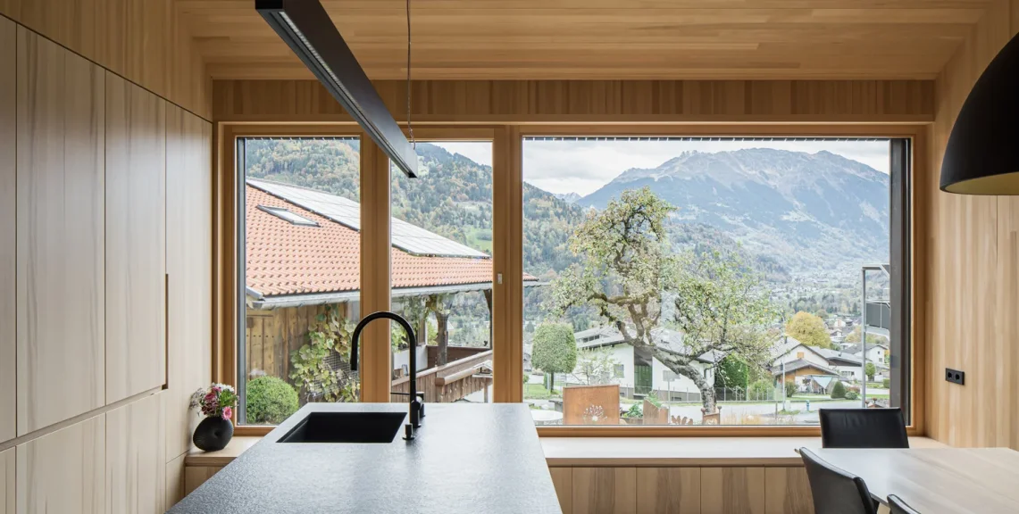 private-residence-kueche-esstisch-leuchte-hypro