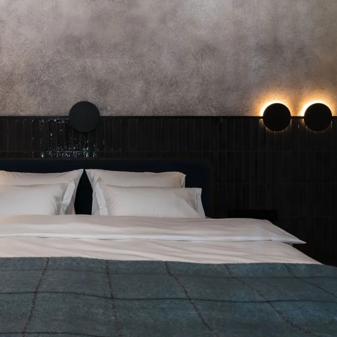 private-residence-wand-schlafzimmer-bett-leuchte-minimal-track-code-dot-einsaetze