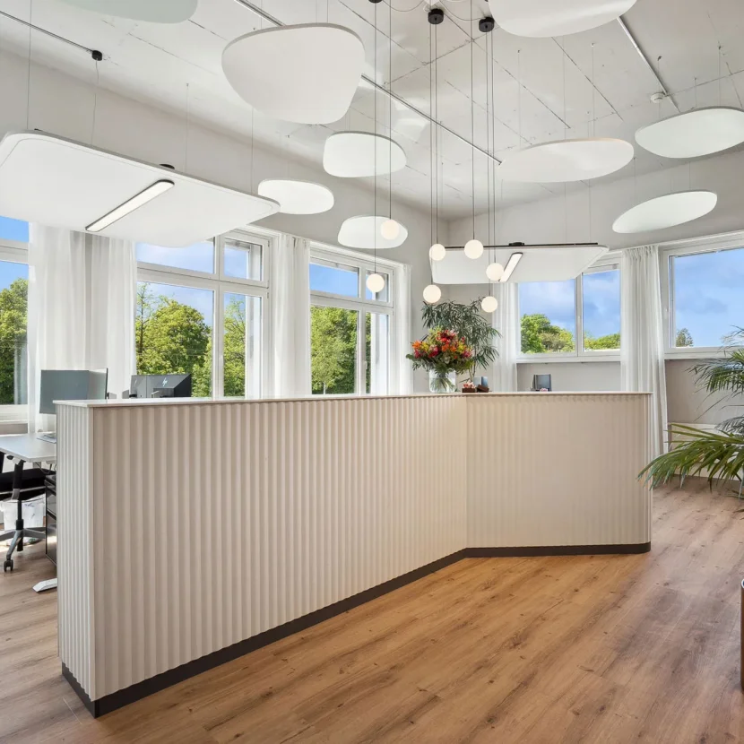 office-buero-arbeitsplatz-buerogebaeude-pendelleuchte-bilo-centriq